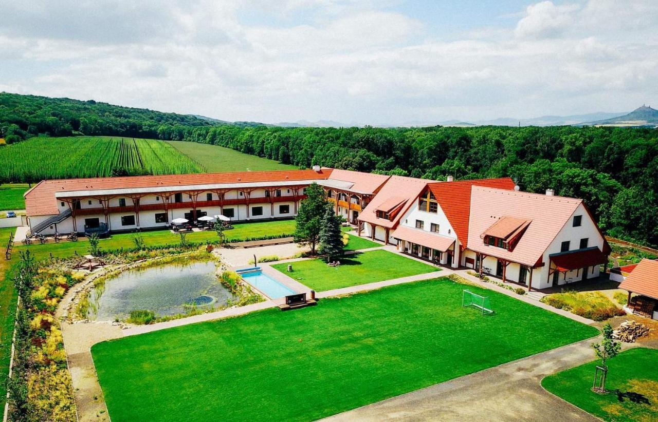 Dvur Perlova Voda Budyne nad Ohri エクステリア 写真
