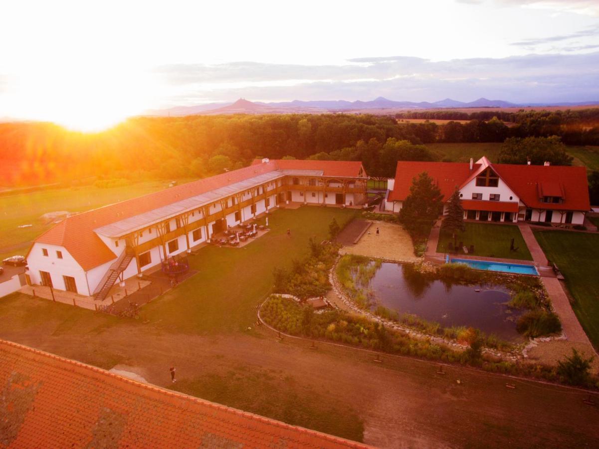 Dvur Perlova Voda Budyne nad Ohri エクステリア 写真